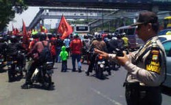 Demo Pelantikan SBY Bubar, Jl Gatot Subroto Lancar