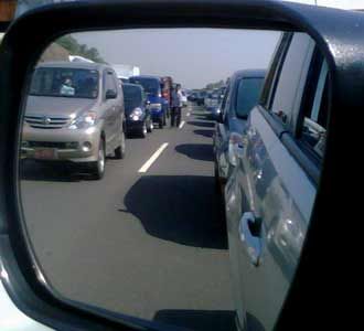 Tol Jagorawi Macet Total