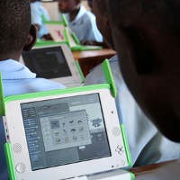 Siswa SD Satu Negara Diberi Laptop Gratis