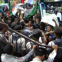 Demonstran Malang Anggap Pelantikan SBY-Boediono Orde Baru Jilid II