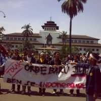 Dilarang ke Jakarta, BEM se-Bandung Raya Demo di Gesat