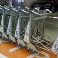 Porter Kuasai Troli Bandara Polonia, Penumpang Protes