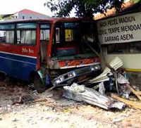 Metro Mini Tabrak Warung Makan
