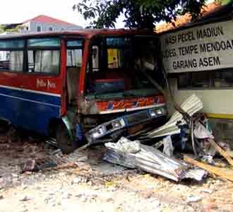 Metro Mini Tabrak Warung Makan
