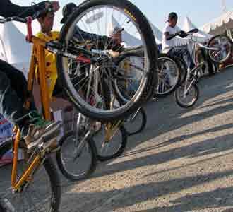 Beraksi di Sepeda Tanpa Jok