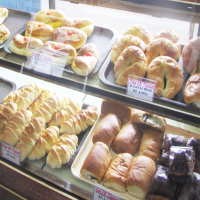 Empuk Wangi Si Roti Ek Tjoan