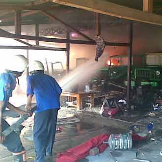 Bengkel Mobil Antik Terbakar