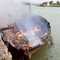 Nelayan Mengais Besi Sisa Kebakaran