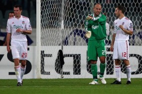 Lubang di Tembok Si Merah