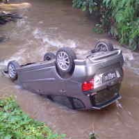 Honda Jazz Tercebur Sungai di Depok