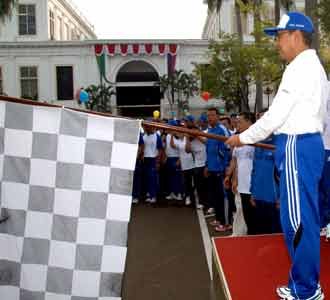 Wapres Lepas Gerak Jalan Santai