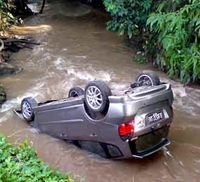 Honda Jazz Nyemplung ke Sungai