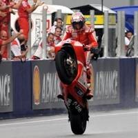 Stoner Menang, Rossi Juara Dunia