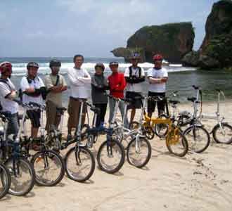 Menyelusuri Pantai Siung dengan Sepeda