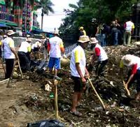 Sampah Sungai Cikapundung Dibesihkan