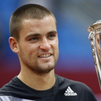 Youzhny Perpanjang Dominasi Rusia
