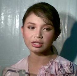 Rossa Tak Keberatan Dipacari Berondong 