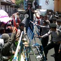 Mahasiswa dan Polisi Adu Dorong