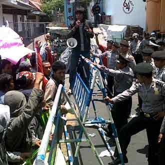 Mahasiswa dan Polisi Adu Dorong