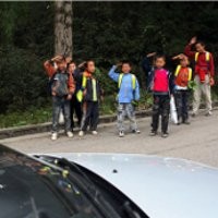 Di China Anak SD Beri Hormat Mobil Lewat