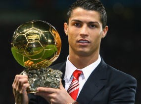 Ronaldo Serahkan Bola Emas pada Pemain Barca