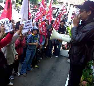 Buruh Geruduk Disnakertrans Jateng
