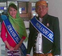 Petugas Samsat Berpakaian Adat
