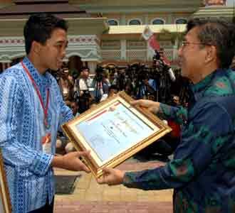 Boediono Beri Penghargaan