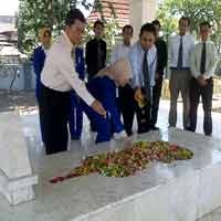 Puluhan Karyawan Bank Tabur Bunga di Makam WR Supratman