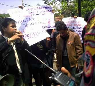 100 Orang Geruduk Kejari Bandung