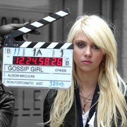 Gaya Taylor Jenny Momsen Yang Menggoda