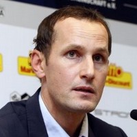 Bochum Tunjuk Herrlich