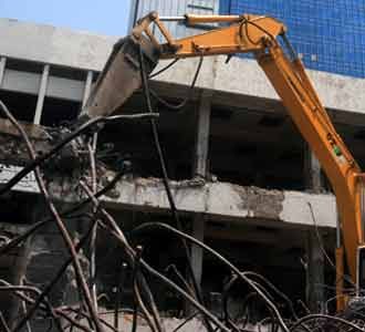 Gedung Hancur Mahasiswa Bertahan