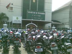 Parkir Liar PN Jakpus Macetkan Sekitar Jl Gajah Mada