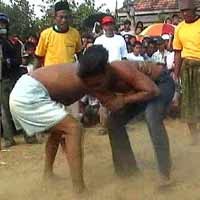 Okol, Gulat Tradisional Khas Madura Minta Hujan