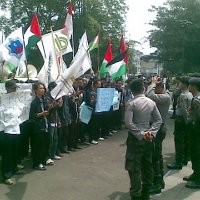 Demo Israel, Mahasiswa dan Polisi Sempat Adu Badan