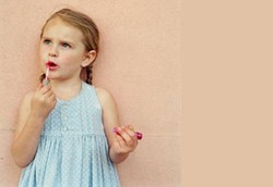 Si Cilik Doyan Menjiplak Gaya Orangtua 