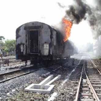 Gerbong KA Mutiara Timur Terbakar