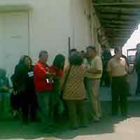 Keluarga Menunggu Jenazah Muntik Tiba di Bandara Juanda