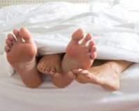 Tertangkap Basah Selingkuh, Pria Ngumpet di Jendela Sambil Telanjang 