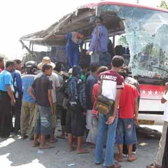 Truk Semen Vs Bus, 8 Orang Tewas