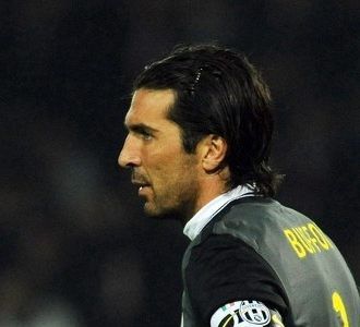 Nyonya Tua Takluk di Kediamannya