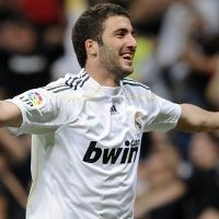 Dua Gol Higuain Menangkan Madrid