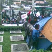 Tolak Kriminalisasi KPK, Mahasiswa Mogok Makan di Depan Gedung KPK