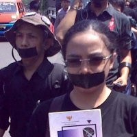 Berpakaian Serba Hitam, Cicak Jateng Gelar Aksi Tutup Mulut