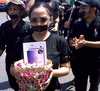 Aksi Tutup Mulut Aktivis Cicak Aksi Tutup Mulut Aktivis Cicak