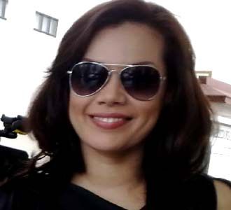 Dewi Sandra Berkacamata Hitam