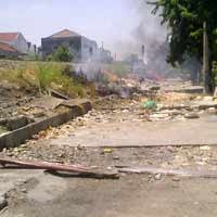 Puluhan Tenda di Pinggir Rel KA Dibongkar 