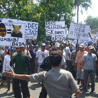 Diduga Selewengkan Aset, Ratusan Warga Geruduk Balai Desa