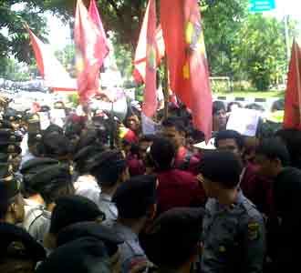 Mahasiswa Geruduk Mabes Polri